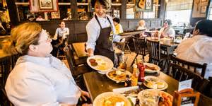 本文深入探讨激进投资人萨达尔·比格拉里对美国知名餐饮连锁品牌Cracker Barrel提出的改革建议,分析其背后的投资策略及行业影响,揭示这种投资方式对企业未来发展的潜在推动作用。
