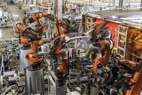 中国已成为全球机器人应用和制造的中心,工厂机器人数量远超世界其他国家的总和,推动制造业迈向智能化和高效化新时代。本文深入探讨中国机器人产业的快速发展背景、政府支持政策、技术创新以及对全球制造业格局的深远影响。
