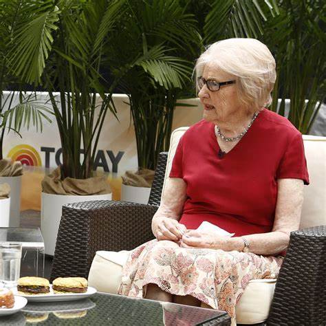 玛丽莲·哈格蒂因其2012年对奥利弗花园餐厅的独特美食点评而走红网络,作为一位生活在小镇的资深美食专栏作家,她用朴实而真诚的文字赢得了众多读者的喜爱。她的离世标志着一个时代的终结,也让人们回顾她那充满温情与幽默的美食故事。
