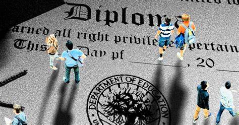 随着美国高中毕业生数量持续减少,预计未来十年内高校申请人数将显著下降。这一被称为"人口悬崖"的现象将对美国高等教育格局产生深远影响,影响范围涵盖名校、地方院校甚至小型文理学院。本文深入解析人口变化背后的原因、不同类型高校面临的挑战,以及家长和学生在选择大学时需关注的新因素。
