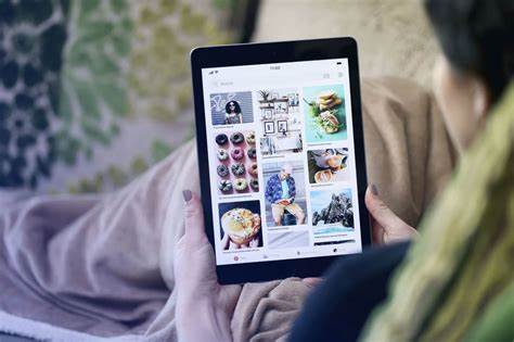 分析Pinterest如何借助视觉搜索、推荐算法与电商化策略,在人工智能时代缩小与Meta、Google差距并实现广告与电商双轮增长的投资逻辑与风险提示
