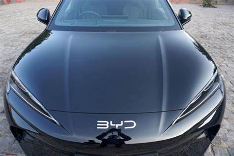 中国工业和信息化部发布新国家标准,明确限制电动车一键式驾驶模式在默认状态下的应用,推动汽车安全与性能同步提升,实现驾驶逻辑回归传统规范。该举措将促进汽车制造商调整设计,保障驾驶安全与道路交通秩序。
