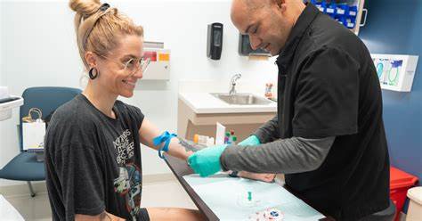 心脏疾病风险预测进入新时代,尽管预测性指标如脂蛋白(a)检测在美国仍较少见,但近年来测试数量显著增长,为预防心脏病提供了新的可能。本文深入解析脂蛋白(a)检测的现状、区域及种族差异、未来发展趋势,以及其对心脏健康管理的重要意义。
