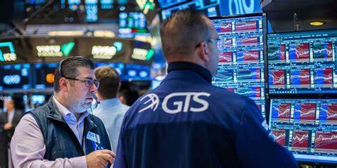 從製藥巨頭到半導體、重型製造與零售連鎖,盤中最受矚目的幾檔個股背後都有各自的基本面與市場催化劑。透過深入剖析公司動態、財報表現與宏觀環境,協助投資者辨識短線波動來源與長期趨勢。
