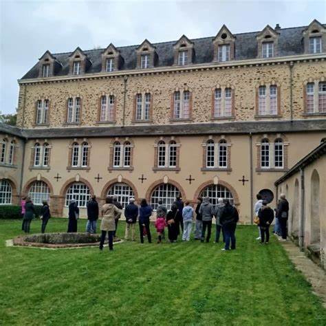 法国端圣港修道院坐落于安特拉姆,拥有悠久的历史和丰富的文化底蕴。这里不仅是宗教信仰的圣地,也是法国历史上重要的节点。本文深入介绍修道院的历史背景、宗教生活以及其在现代社会中的意义和影响。
