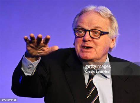 近年来,英国加强网络儿童保护的举措引发广泛讨论。针对Ofcom在《在线安全法》上的最新修订,英国上议院展开了深入质询,探讨这些规定能否真正提升儿童的网络安全,还是加重了合规负担并带来隐私风险。本文详细解析修订内容、争议焦点及未来影响,全面呈现英国网络安全治理的复杂面貌。
