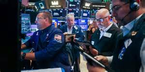 在广泛流动性、公债收益率波动和企业估值高企的背景下,投资者对当前股市反弹的可持续性产生担忧。本文从宏观政策、估值修正、资金流与结构性风险等角度分析原因,并提供可操作的风险管理与资产配置建议,帮助投资者在不确定环境中制定更稳健的决策。
