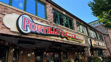 波蒂略餐饮集团近日宣布董事长迈克尔·迈尔斯二世接任临时首席执行官,迈尔斯凭借丰富的行业经验和领导能力,将带领公司在竞争激烈的快餐市场中持续发展。这一变动凸显了波蒂略对未来战略调整的重视,以及推动品牌持续扩张的决心。
