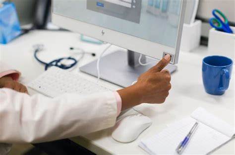 近期,美国三家医疗机构相继爆发大规模数据泄露事件,导致超过85万名患者的个人及医疗信息被黑客盗取。事件暴露出医疗行业网络安全的脆弱性,凸显出加强数据保护和提升应急响应能力的紧迫性。随着医疗信息数据价值日益攀升,如何防范网络攻击成为行业发展的关键关注点。
