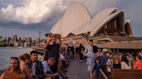 随着全球人口快速增长,澳大利亚"扩大人口"议题再次引发广泛讨论。本文深入探讨人口扩张对经济、环境和社会基础设施的影响,分析澳大利亚是否应走"大澳大利亚"路线,或者寻求更可持续的发展模式。
