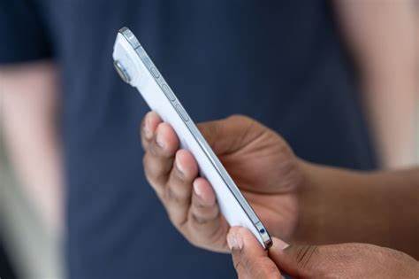 深入探讨苹果公司如何通过创新设计和技术突破,打造出令人震撼的纤薄iPhone Air,揭示其背后的设计哲学与工程智慧。
