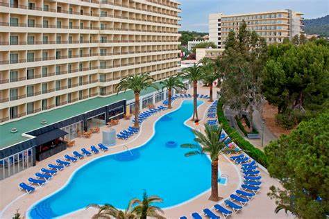 深入了解克罗地亚博尔的Hotel Sol,这家海滨酒店以迷人的海景、优越的地理位置和贴心服务为特色,是体验达尔马提亚海岸天然美景与地中海文化的理想度假胜地。文章介绍了酒店的住宿环境、周边景点以及如何规划完美的博尔之旅。
