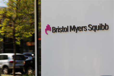 Bristol-Myers Squibb推出通过BMS Patient Connect向现金付费美国患者直销银屑病处方药Sotyktu,显著压低月度费用并绕开药品福利经理与传统保险渠道,带来患者可及性、行业定价机制与监管压力的多重影响。
