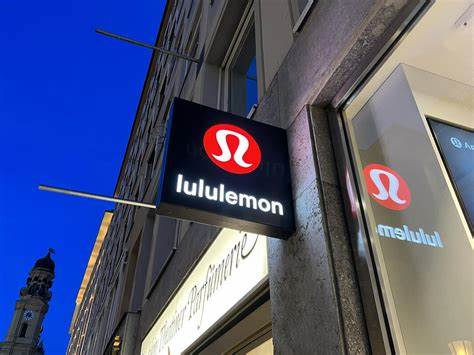 深入解析lululemon athletica股票近期的市场表现,探讨其与标普500指数的对比,剖析背后的原因及未来展望,帮助投资者全面了解这家知名运动品牌的股票趋势。
