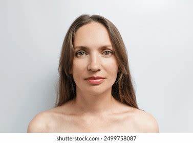 在 Shutterstock 寻找裸体女性免版税图片:合法、伦理与实用指南
