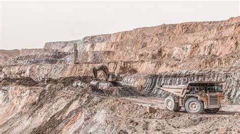 近年来,铜价在全球经济和贸易政策的影响下经历了剧烈波动。本文深度剖析了铜产业所面临的当前挑战及未来需求增长的潜力,解析贸易关税政策对铜价的短期冲击以及技术创新和能源转型带来的长期机遇。
