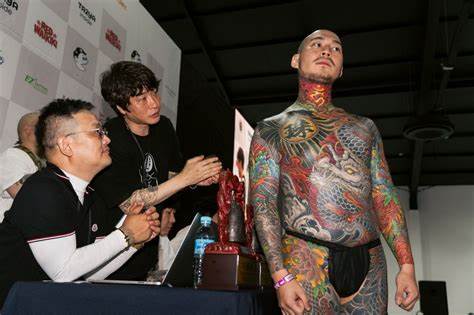 韩国纹身行业长期处于法律禁区,但其背后隐藏着一个蓬勃发展的艺术世界。随着社会观念的转变与法律环境的逐步开放,纹身艺术家们正迎来历史性的转折。本文深入探讨韩国纹身文化的兴起、法律挑战以及未来发展的可能性。
