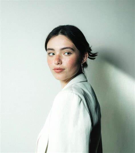 探索意大利年轻社交媒体明星Gio Scotti的成长轨迹、职业发展和个人生活,她如何从一个普通青少年迅速成为网络红人,展现年轻一代的无限可能性。
