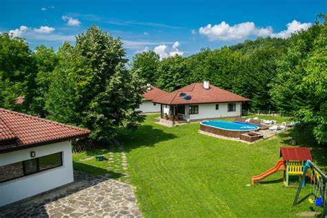 介绍位于保加利亚维迪马河畔的Габърите假日村,详细描述其独特地理位置、设施和旅游体验,适合寻求自然与休闲完美结合的游客。
