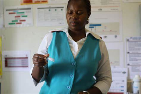 丹麦自2008年开启人乳头瘤病毒(HPV)疫苗接种以来,成功压制并几乎消灭了引发宫颈癌的主要高危HPV病毒株16型和18型。此项公共卫生成就不仅显著降低了女性宫颈癌发病率,也为全球病毒预防和筛查策略提供了宝贵经验。
