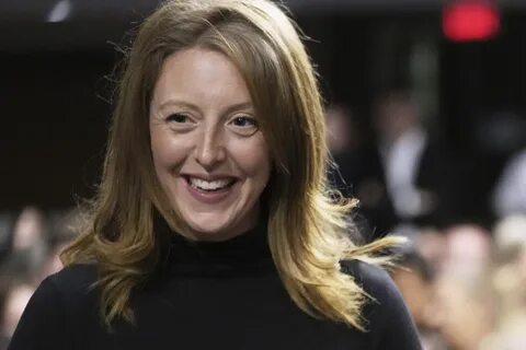 特朗普总统提名的外科医师总长候选人宣布将剥离其家族的烟草和科技持股,此举标志着其对公共健康议题的坚定承诺,旨在避免潜在利益冲突并确保其政策制定的公正性和科学性。
