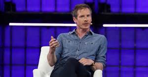 探讨为什么以大语言模型为代表的当前人工智能难以独立产生重大发现,从模型目标和训练数据的本质出发,分析实验与因果推理的缺失、可验证性和创造性障碍,并提出能更好支持科学发现的改进方向与协作模式建议
