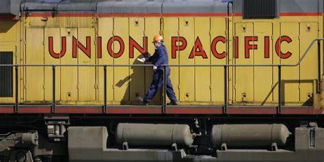 在保障铁路工人权益的前提下,美国两大铁路公司联合太平洋和诺福克南方提出合并计划,获得了最大铁路工会SMART-TD的支持,推动美国首个跨大陆铁路的诞生,同时确保广大铁路员工的就业安全与职业发展。
