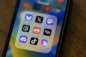 加利福尼亚州正迈向一项开创性的法律,要求社交媒体平台为未成年人展示类似烟草包装的健康警示标签,旨在应对青少年日益严峻的心理健康危机,提升公众对社交媒体潜在风险的认识。该举措引发广泛关注与争议,也代表了社会对数字时代未成年人保护的新探索。
