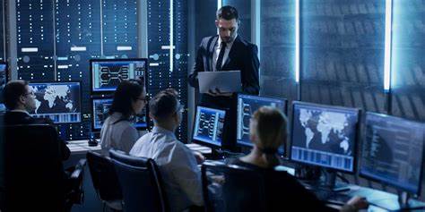 随着网络威胁日益猖獗,美国网络安全和基础设施安全局(CISA)强调其对通用漏洞披露计划(CVE)的主导权,确保国家关键基础设施安全及网络防御体系的连贯性和可信度。本文深入探讨CISA为何坚定维护CVE项目控制权,以及该决策对国家安全和全球网络安全社区的深远影响。
