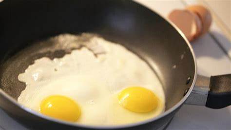 随着加州立法欲全面禁止含有'永远化学物'的厨具,众多知名厨师纷纷表态反对。本文深入探讨了该禁令的背景、化学物质的风险,以及争议双方的观点与未来可能的走向。
