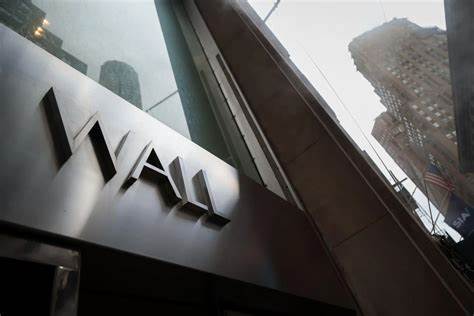 本文深入探讨甲骨文公司股价大幅上涨如何助推标普500指数达到历史新高,分析其背后的驱动力和对市场的广泛影响。
