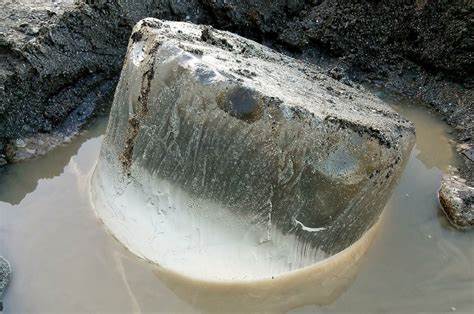 介绍了位于美国俄亥俄州伊利湖岸边发现的迄今为止最大的海滩玻璃,探讨其神秘来源、历史背景及相关专家的见解,为追寻海滩玻璃爱好者和历史探索者揭开这一奇特宝物的面纱。
