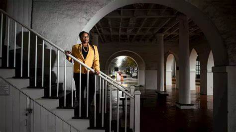 深度剖析现代世界的集中趋势、经济动态、社会变革及全球治理,借助纳西姆·尼古拉斯·塔勒布的独特观点,探讨连接性增强背后的技术封建主义、经济饱和、移民冲突与社交媒体的解放力量,展望未来全球经济与地缘政治版图的演变。
