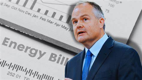 回顾澳大利亚历届政府在电价上的承诺与现实差距,探讨能源转型过程中电力成本上涨的根本原因,以及未来能源政策的方向和挑战。
