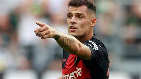 深入解析格拉尼特·扎卡在2025/26赛季的表现与职业生涯发展轨迹,涵盖球员背景、转会动态、战术特点及未来展望,呈现这位瑞士国脚如何稳固自身在英超联赛中的地位。
