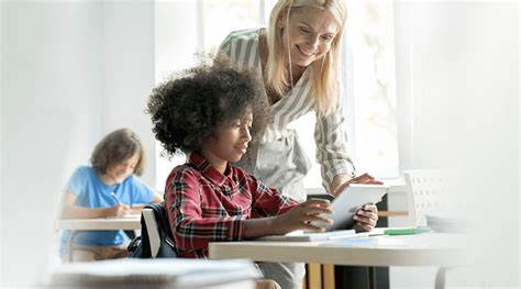 随着数字化时代的到来,教育领域正在经历一场深刻变革。iPad与Apple School Manager的结合为学校提供了强大而灵活的教学工具,帮助实现高效管理与互动式学习,推动教学方式迈向智能化与个性化。本文深入探讨如何通过合理规划和技术应用,助力学校顺利实施iPad教学方案,打造未来教育新生态。
