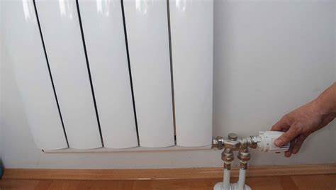 随着新供暖季节临近,贝尔格莱德电厂从10月1日起开始进行系统测试,市民们纷纷反映热水散热器漏水等问题,给即将到来的寒冬带来了不小的担忧。系统测试的重要性、居民的反馈及供暖价格上调的背景构成了当前供暖季的诸多焦点。
