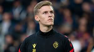 探讨安东·卡德可能转会至德甲俱乐部奥格斯堡的最新动态,分析其职业发展潜力及对球队战术体系的影响,呈现详细的转会背景及市场反响。
