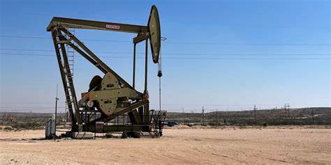 深入探讨美国原油库存连续两周增加的原因、对全球能源市场的影响以及未来可能的走势,帮助读者全面理解当前油市动态及其带来的机遇与挑战。
