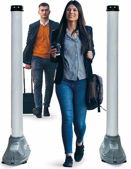 一起学生将刀带进价值数百万美元的武器检测系统事件引发对学校安全、技术依赖与资源分配的深度反思,文章解析事件背后的技术局限、人为因素与可行改进策略,提出兼顾防护、教育与心理支持的综合应对方案。
