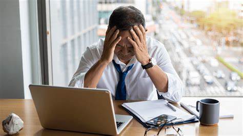 在经济变化和行业不确定性加剧的背景下,培训与清晰有效的沟通成为企业缓解员工工作安全焦虑的关键举措。通过具体的措施提升员工的技能水平与信息透明度,有助于建立信任、稳定团队并推动企业的长期发展。本文深入解读相关调研数据,揭示培训和沟通在提升员工信心中的重要作用及其对工作场所环境的积极影响。
