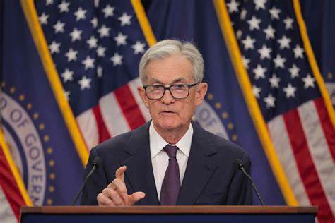 面临通胀压力与就业市场疲软的双重挑战,美联储主席鲍威尔阐述了在当前经济环境下制定利率政策的复杂性和不确定性,深刻剖析美联储近期利率调整策略及未来可能的政策走向。
