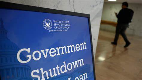 探讨美国政府停摆可能对华尔街及美股反弹带来的短期冲击与长期影响,分析历史先例、市场驱动因素、潜在风险点与投资应对策略,为不同类型投资者提供务实建议与操作思路。
