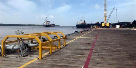 围绕埃克森美孚在圭亚那石油开采项目中的纳税问题,参议员提出质疑,探讨企业责任、税收透明度及资源开发对国家财政的影响。本文深入分析这一事件的背景、现状及其对未来国际能源投资的启示。
