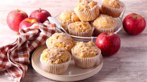 酸奶油苹果松饼以其独特的湿润口感和丰富的果香,成为秋季烘焙中的明星选择。结合新鲜苹果、香浓酸奶油与香甜的糖霜,这款甜点不仅简单易做,更带来令人难忘的味觉体验。无论是早餐、下午茶还是聚会甜点,酸奶油苹果松饼都是不可多得的经典美味。
