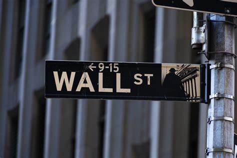 随着越来越多公司将加密货币纳入财务储备,数字资产金库(DATs)迅速扩张。本文解读DATs的本质、规模与影响,剖析对企业、投资者与监管者的风险与机遇,并提出实操性建议,帮助各方在这场新的"淘金热"中更稳健决策。
