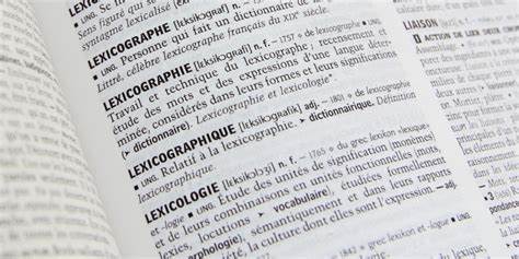 围绕"audiophile"一词展开全面讲解,包括词源与定义、不同语言的发音、常见同义表达、在音响文化中的含义与实践建议,以及便于理解的中文与法文例句,帮助读者准确掌握词汇用法与相关概念。
