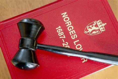 深入探讨挪威《刑法》的结构、主要内容及历史背景,解析其在保障社会秩序和人权方面的重要作用,帮助读者全面理解挪威现代刑事法律体系。
