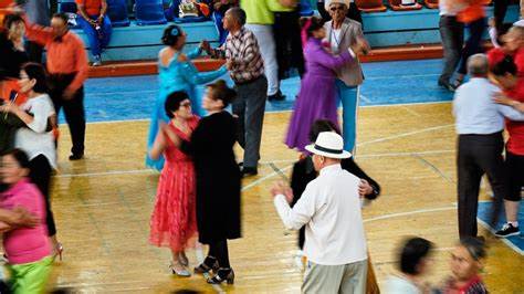 探讨性健康的全新定义与实践路径,强调性权利、性愉悦与安全并重,提出面向政策、教育、临床与社区的综合策略,以促进不同年龄段的身心福祉与公共卫生效益。
