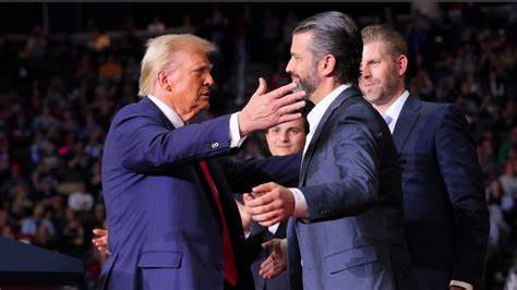 特朗普家族凭借两大新兴加密货币项目,在极短时间内实现了巨额财富增长,彰显了传统商业巨头向数字资产领域转型的趋势及其带来的潜在影响。本文深入剖析了这两项加密货币业务的背景、运营模式及其对家族财富的影响,同时探讨了相关的监管争议和未来发展前景。
